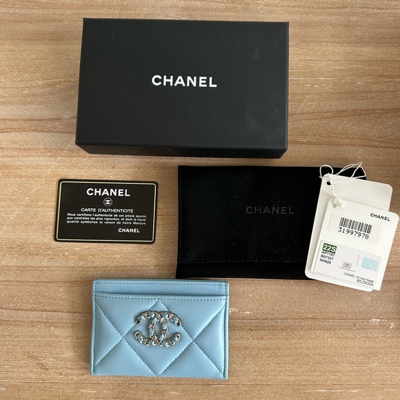 CHANEL Lambskin Quilted Chanel 19 Card Holder - Picture 2 of 12